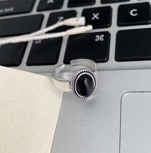 Vintage S925 sterling silver ring with oval black onyx and twisted rope texture