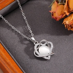 Dettaglio della collana a cuore in argento con ciondolo in opale bianco e strass brillanti