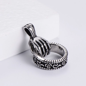 Bague pendentif en acier titane avec main de crâne et motifs en relief en argent antique