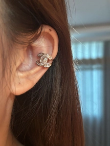 Makroaufnahme einer silbernen Earcuff-Klemme mit glitzerndem Zirkonia-Steinbesatz