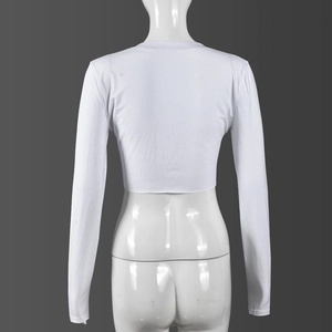 Vista posteriore dettagliata del top corto bianco in maglia a maniche lunghe con lacci