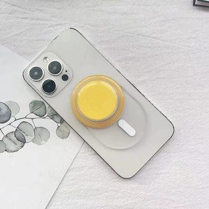 Dettaglio del supporto MagSafe giallo magnetico su una custodia per cellulare trasparente