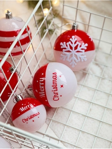 Détails de boules de Noël rouges et blanches avec texte Merry Christmas dans un panier