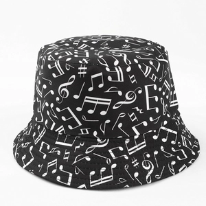 Détail du bob noir avec imprimé notes de musique blanches sur tissu en coton