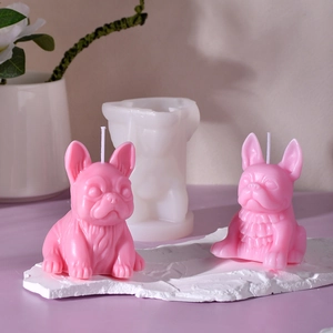 Silikonform für französische Bulldoggen-Kerzen mit rosa Kerzen auf Marmor-Podest