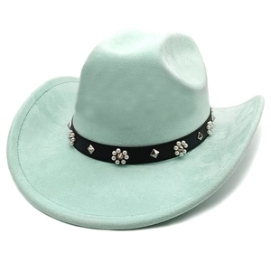 Détail du chapeau de cowboy en daim menthe avec clous argentés et bande perlée