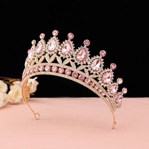 Dettaglio della corona dorata con cristalli rosa e pietre a forma di pera di lusso