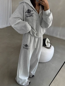 Ensemble jogging gris femme avec veste à capuche zippée et pantalon jambe droite