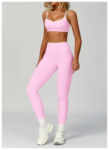 Dettaglio del tessuto elastico e del bordo bianco sul completo da yoga rosa sportivo