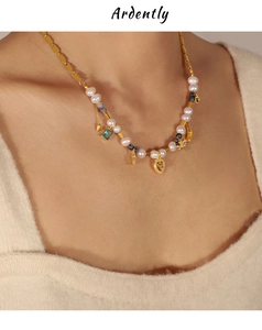 Gros plan d'un collier de perles vintage avec perles et pendentif en pierre bleue