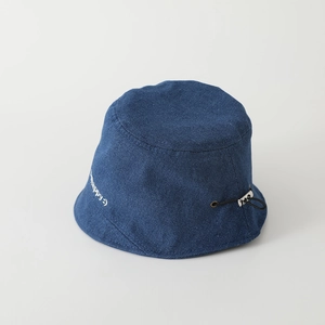 Détail d'un bob en jean bleu foncé avec broderie happy et cordon de serrage réglable