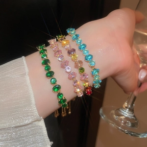 Détail de quatre bracelets en zircon coloré en émeraude, violet, multicolore et bleu mer
