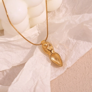 Gros plan détaillé du pendentif cacahuète plaqué or 18K sur une fine chaîne serpent