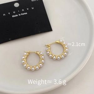 Detailed view of 2.1cm gold pearl hoop earrings featuring size and weight specifications