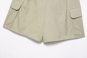 Détail du short cargo kaki montrant les poches latérales et la texture du coton sergé
