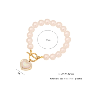 Vue détaillée du collier de perles avec pendentif cœur doré et dimensions