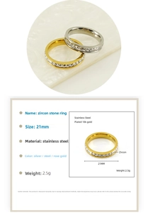 Vue détaillée d'une bague en acier inoxydable sertie de zircons et plaquée or 18 carats