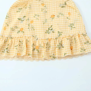 Abito vintage a quadretti gialli con stampa di limoni e dettagli in pizzo bianco fine