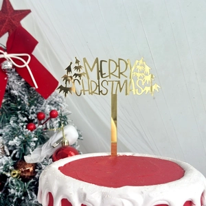 Dettaglio di un topper per torta Merry Christmas in acrilico dorato a specchio
