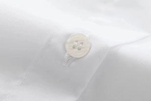 Vue macro d'une chemise en coton blanc montrant les détails des boutons et du tissu