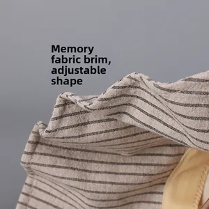 Dettaglio macro della tesa del cappello a righe con filo di memoria per una facile piega