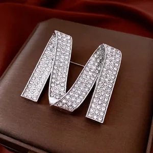 Luxe broche lettre M scintillante avec pavé de cristaux sur alliage argenté pour femme