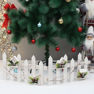 Clôture en bois blanc pour sapin de Noël avec aiguilles de pin et baies décoratives