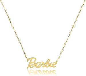 Dettaglio macro del ciondolo Barbie dorato su una raffinata catena in acciaio inox