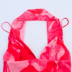 Langes Neckholder-Kleid mit lebhaftem rotem und rosa Lippenprint und rückenfreiem Design