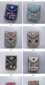 Détail de sacs bandoulière bohèmes faits main avec motifs ethniques d'éléphants et fleurs