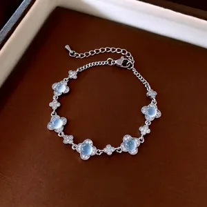 Elegante bracciale a quadrifoglio in argento con pietre azzurre e accenti di diamanti