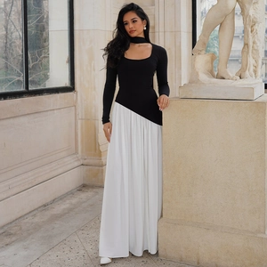 Détail de la robe patchwork élégante noir et blanc avec col en U et jupe longue plissée