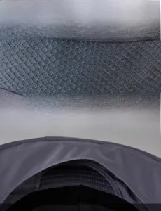 Detailaufnahme des atmungsaktiven Mesh-Gewebes und der hochwertigen Nähte des Outdoor-Sonnenhuts