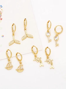 Détails de boucles d'oreilles dorées 18K avec pendentifs dauphin et zircone cubique
