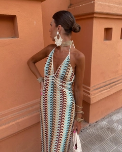 Détail de robe longue au crochet avec motifs à vagues multicolores et décolleté en V