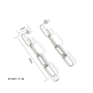 Detailed dimensions of silver geometric chain earrings with length and weight markers