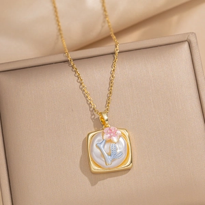 Collier vintage perles d'eau douce baroque avec pendentif émaillé floral dans son écrin beige