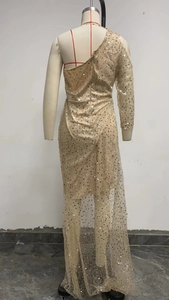 Rückansicht des goldenen Pailletten-Abendkleids mit transparentem Netzhandschuh-Saum