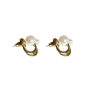 Elegant C-shaped gold metal earrings featuring pearls with a minimalist silver needle design