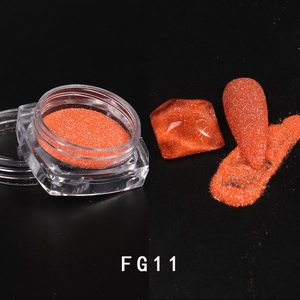 Dettaglio macro della polvere glitter arancione riflettente FG11 in barattolo trasparente