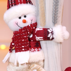 Attache-rideau bonhomme de neige de Noël avec tricot écossais rouge et détails doux