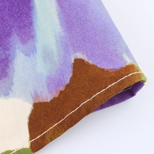 Gros plan détaillé sur la texture du tissu floral et la couture blanche de qualité