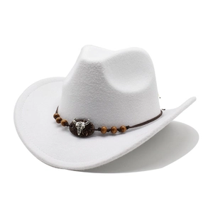 Dettaglio cappello cowboy bianco con fascia intrecciata, perline di legno e teschio di toro