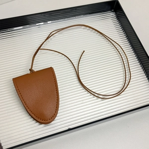 Vue détaillée du collier porte-lunettes magnétique en cuir brun et étui à clés
