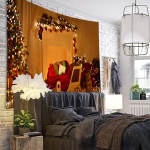 Detail van een gezellig kersttapijt met open haard en boom aan de muur van de slaapkamer