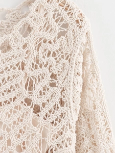 Détail de maille au crochet avec motifs en dentelle ajourée et bordure festonnée
