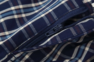 Detailansicht des Reißverschlusses und des karierten Stoffes an diesem Midikleid