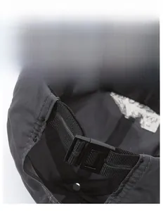 Detail der verstellbaren Schnelltrocknungs-Kappe mit Kunststoffschnalle und elastischem Band