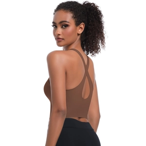 Détail du soutien-gorge de sport marron sans couture avec design croisé dans le dos