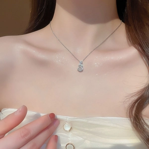 Détail du collier pendentif gourde argentée avec opale porté sur la clavicule
